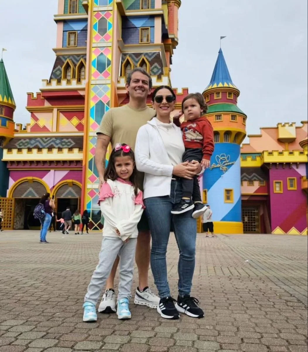 Jamila Araújo e João Paulo Saraiva se divertem no Beto Carrero World com os filhos