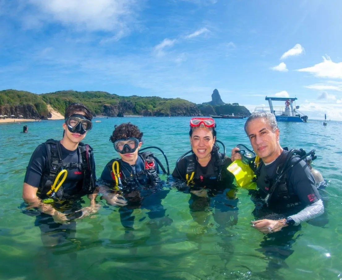 Marianna e Adolfo Bichucher comemoram momentos especiais em Fernando de Noronha