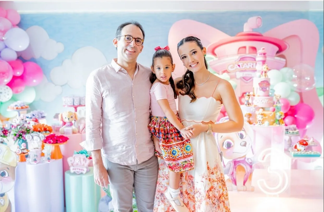 Thalita e Gaudêncio Júnior assopram as três velinhas da filha Catarina