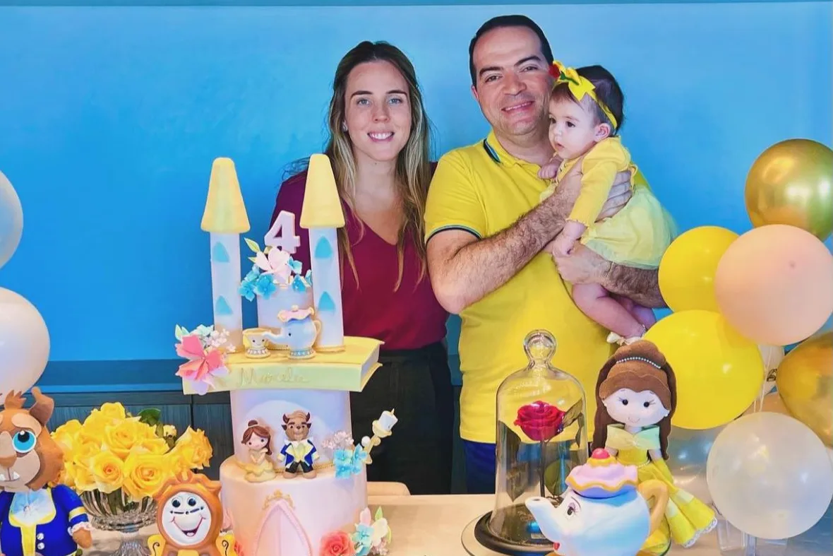 Jade Romero e Marcelo Paz festejam os quatro meses da filha Marcela com temática Bela e a Fera