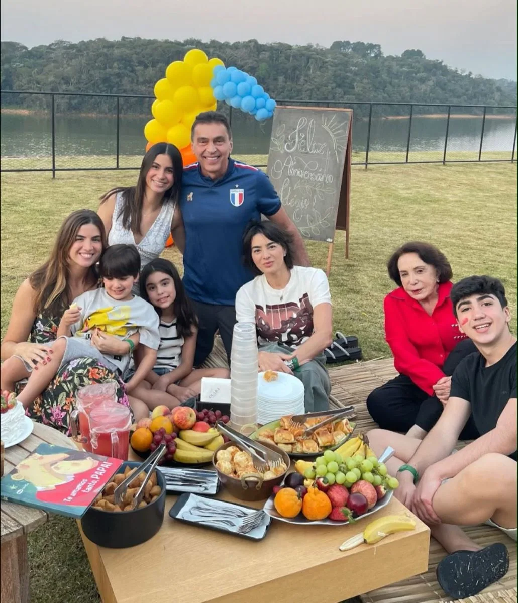 Idezio Rolim brinda a nova idade em viagem com a família por São Paulo