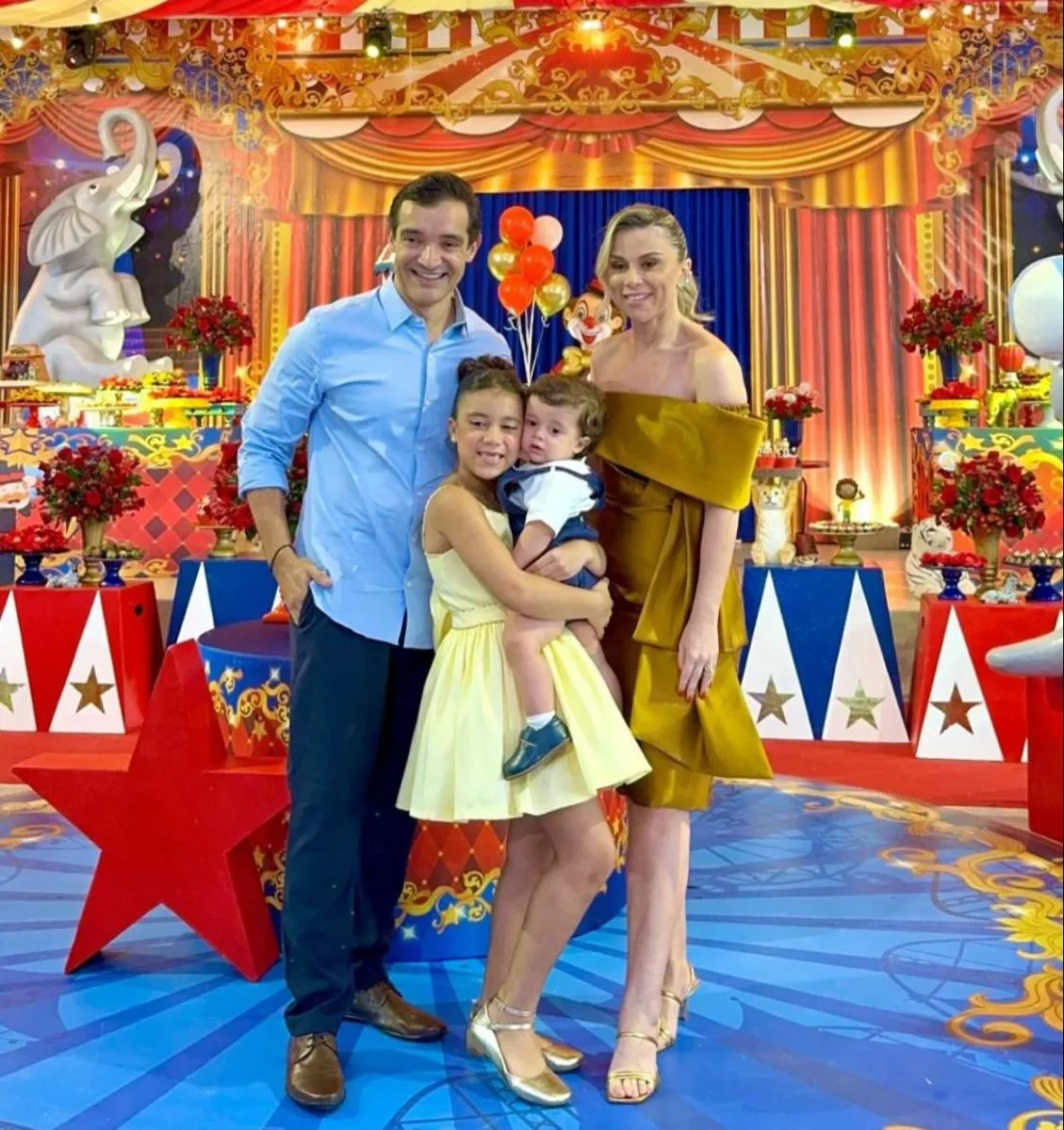 Livia Correia e Valmique Filho assopram a primeira velinha do filho, Luiz Felipe