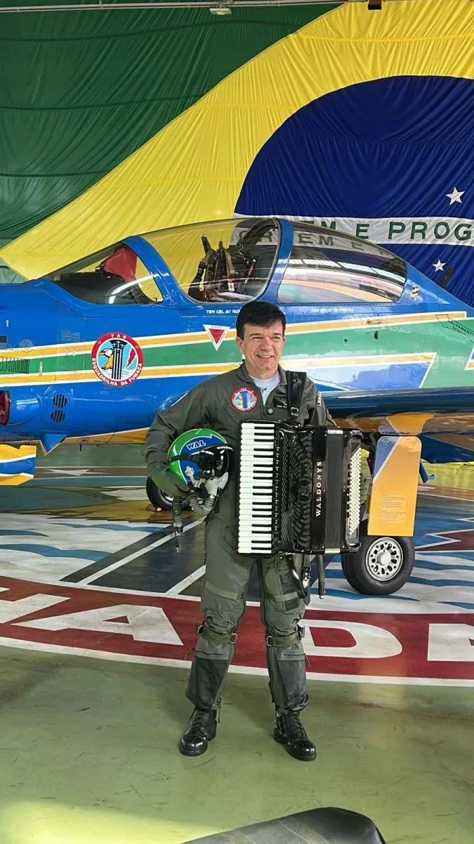 Waldonys grava remake do clipe de “Sonho de Ícaro” com a Esquadrilha da Fumaça