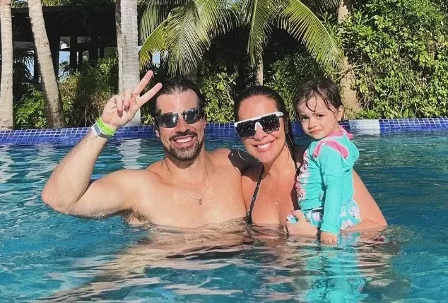 Renata Dominguez e Leandro Gléria curtem o sol em família