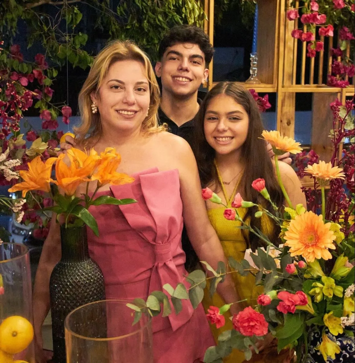 Patrícia Aquino celebra b-day em party com muito frisson