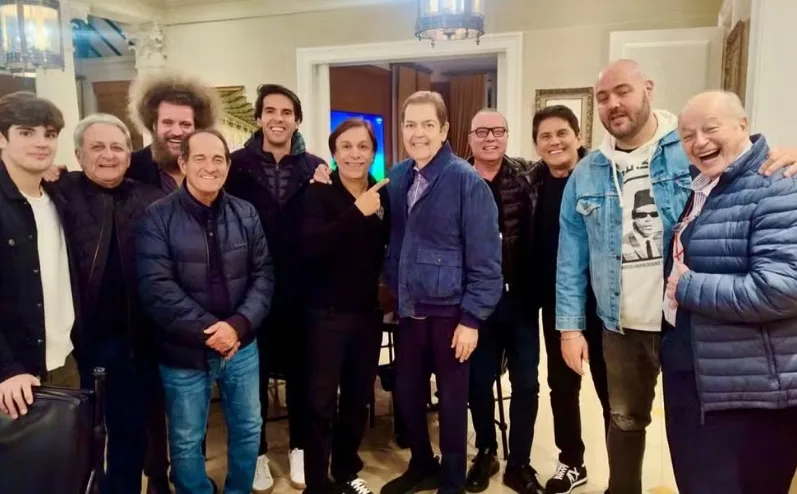 Faustão reúne amigos em noite de pizza após transplantes de rim e coração