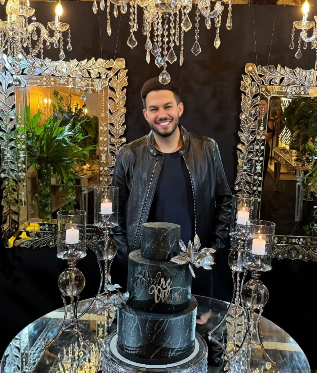 André Vitor celebra aniversário ao lado da família e dos amigos em Fortaleza