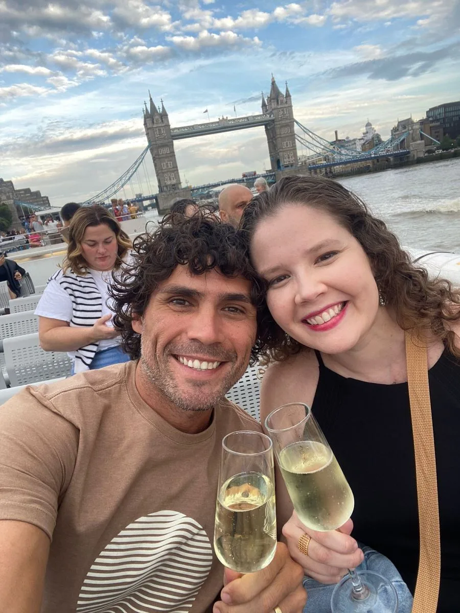 Após sucesso no Ironman 70.3, Felipe Feliciano recarrega as energias em Londres com Raiza Pontes