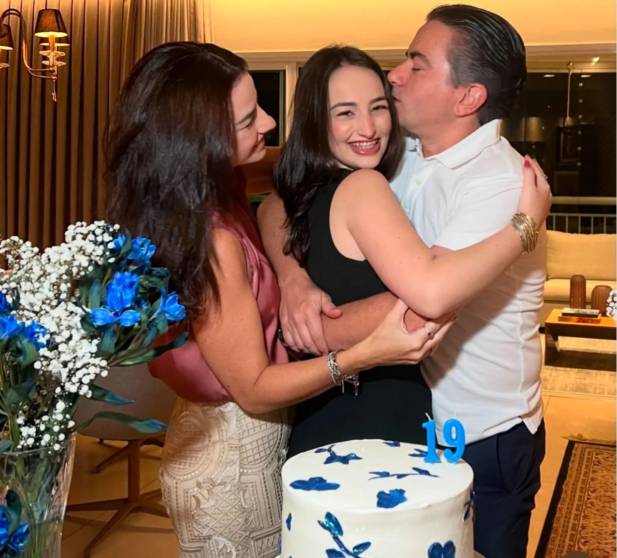 Giselle e Pedro Ivo Frota celebram os 19 anos da filha Letícia reunindo sua turma de amigos