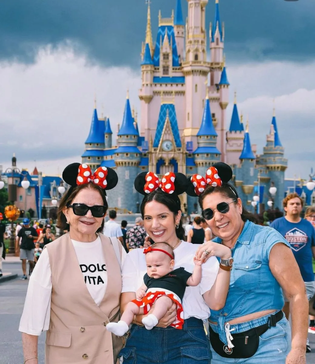 Nicole Vasconcelos e Pedro Paulo Carapeba curtem a estreia da filha, Olívia, na Disney