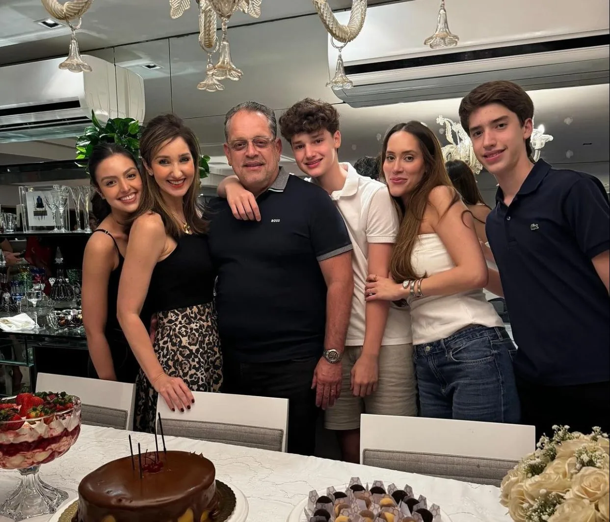 André Alencar recebe o carinho da família na celebração da nova idade