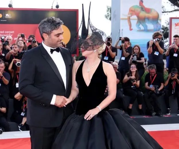 Lady Gaga atrai todos os olhares durante sua passagem por Veneza