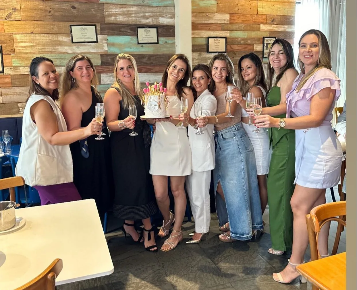 Liana Ximenes comemora a nova primavera com grupo de amigas