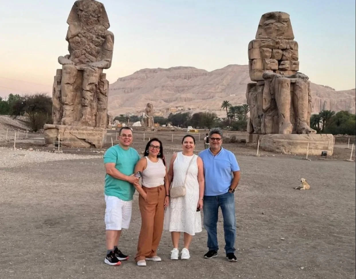 Colombo e Lili Cialdini desembarcam no Cairo, Egito, para temporada de férias