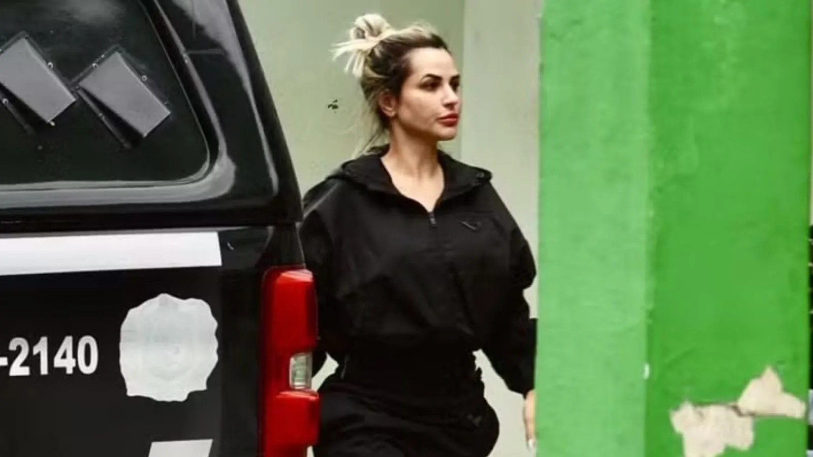 Deolane Bezerra deixa prisão no Recife, mas usará tornozeleira