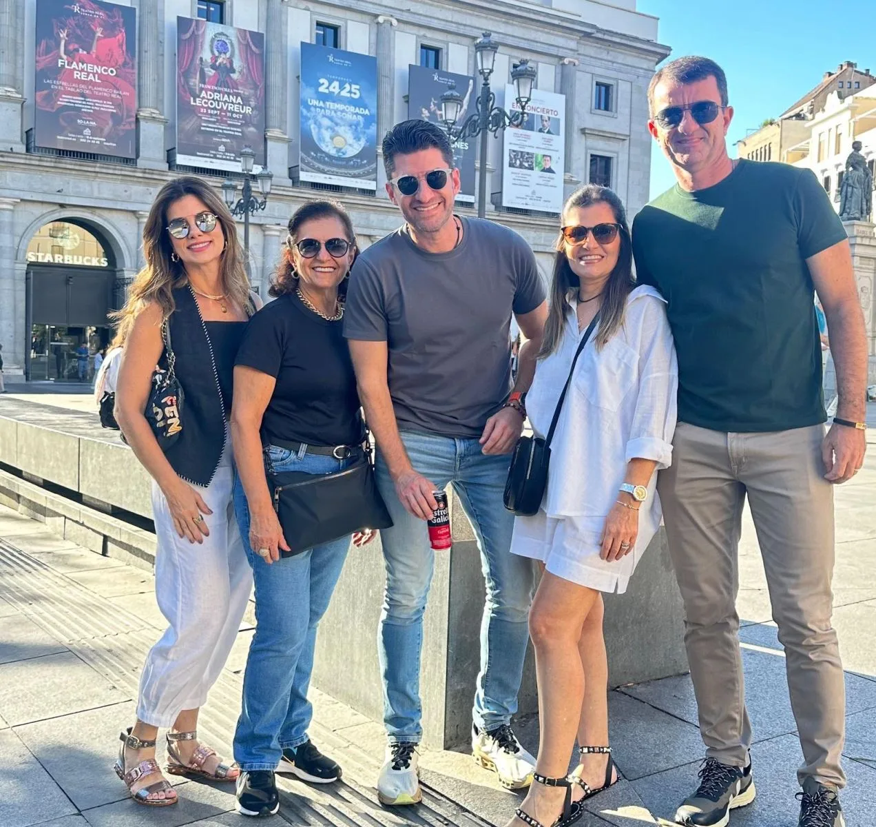 Maria Inês Benevides causa frisson em Madrid ao lado dos filhos