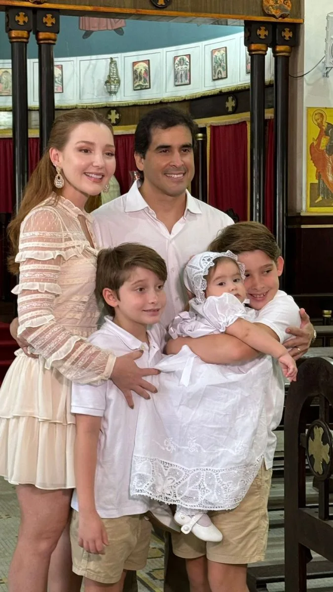 Larissa e Rodrigo Furtado iniciam Maria Luiza nos caminhos cristãos em emocionante batizado