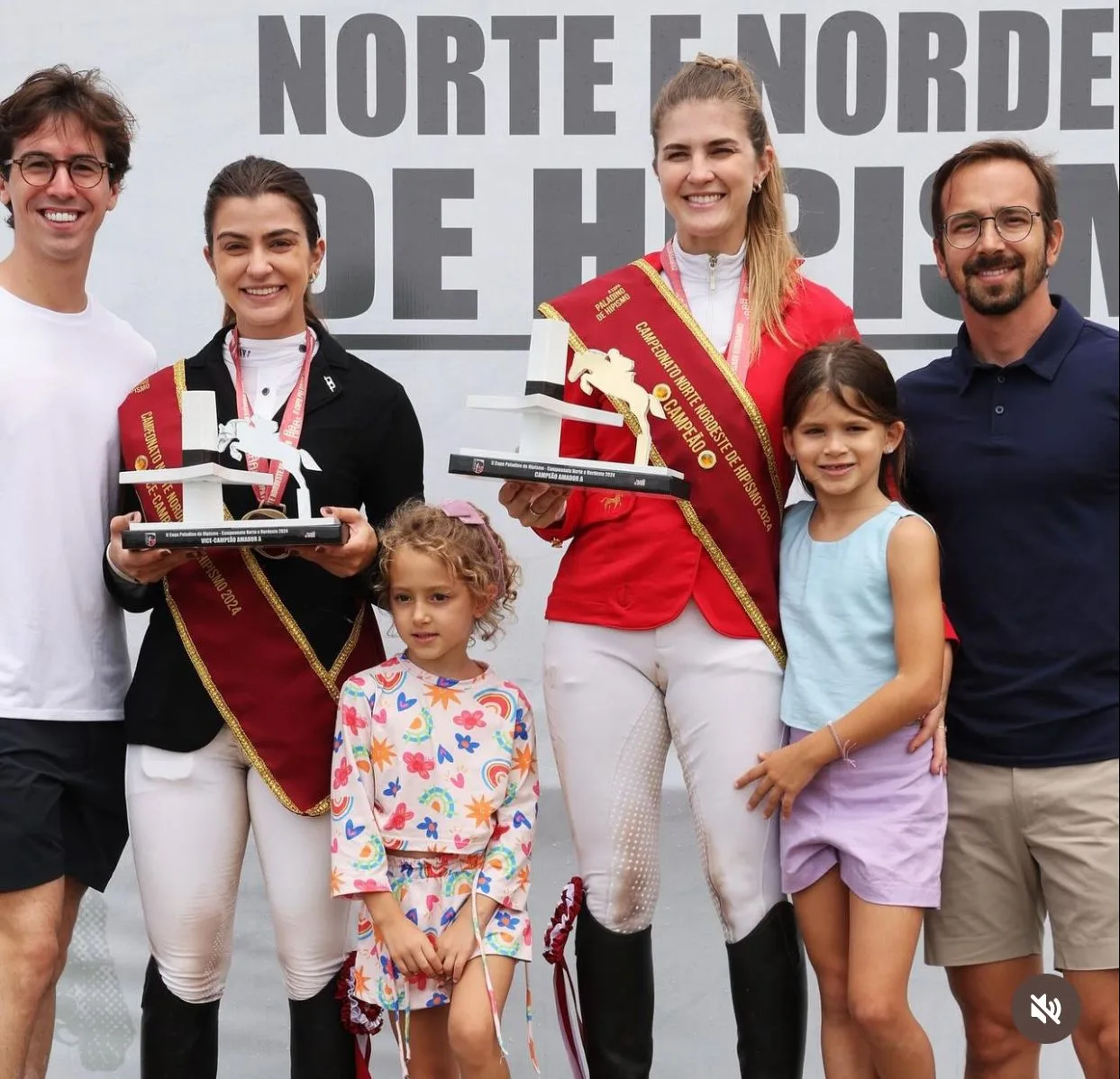 Victoria Erel Pontes celebra conquista em disputa hípica