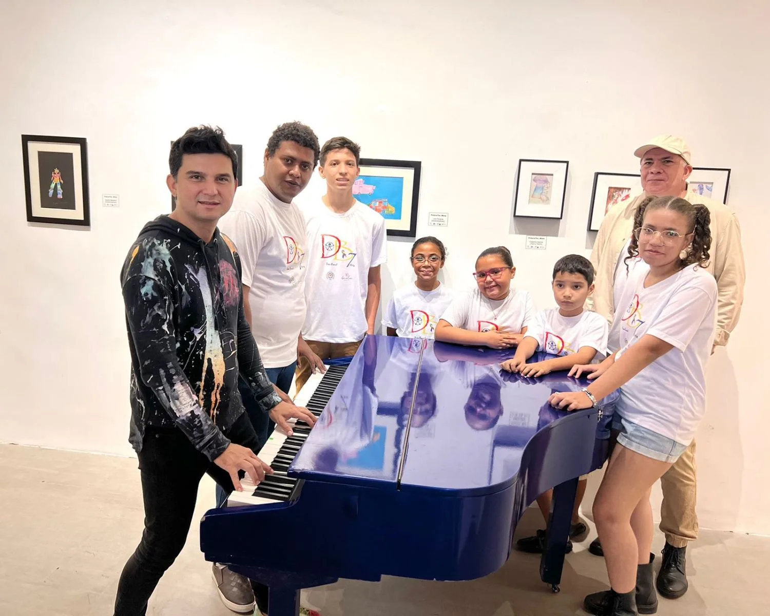 Paulo Rodrigo causa frisson na abertura da exposição “Sentindo o Mundo em Cores”