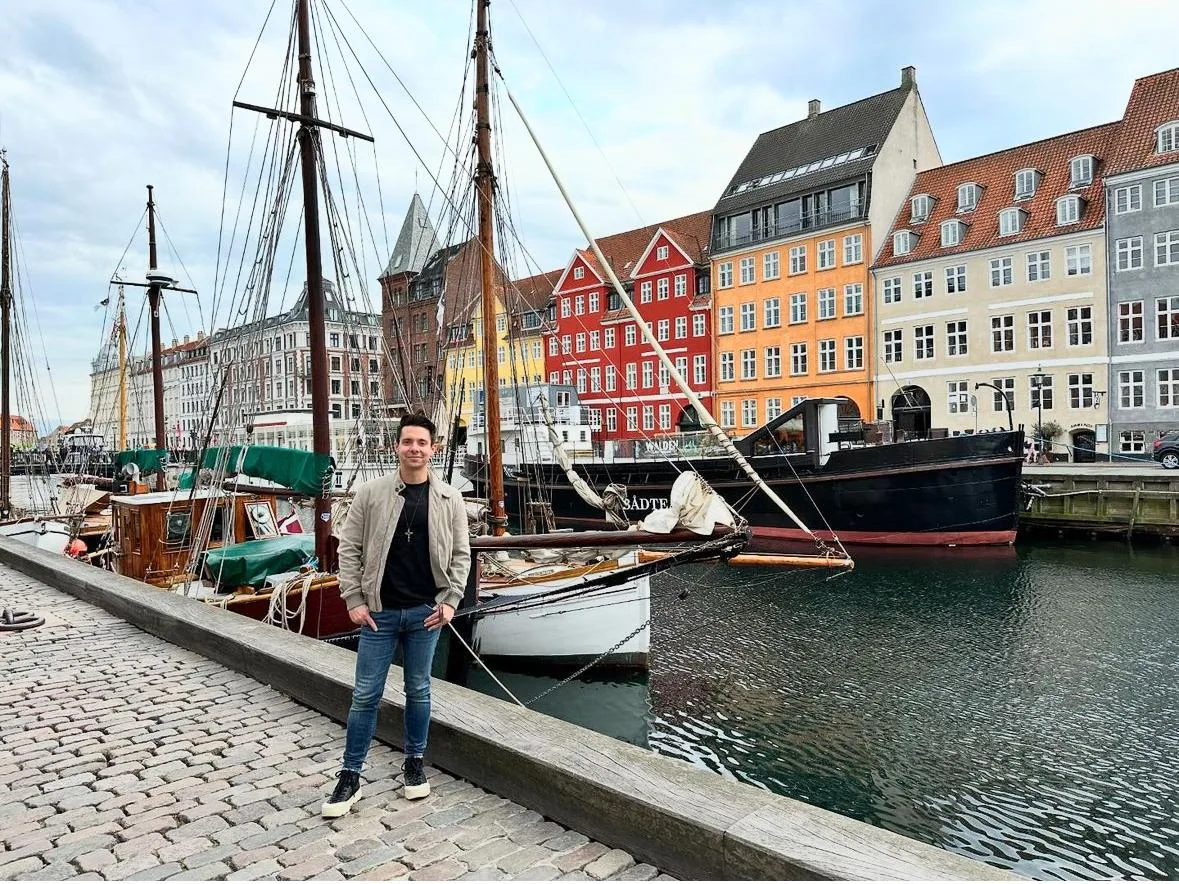 Após temporada de sucesso do "Bora Viajar?!", Patriolino Ribeiro Neto curte férias em Copenhagen