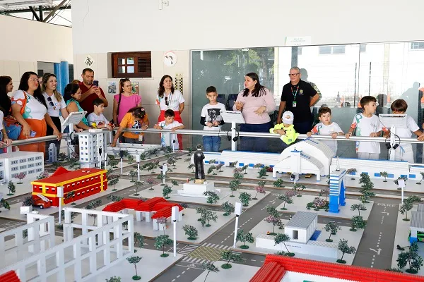 Crianças acompanhadas pelo Ciadi realizam atividade em escola do Detran