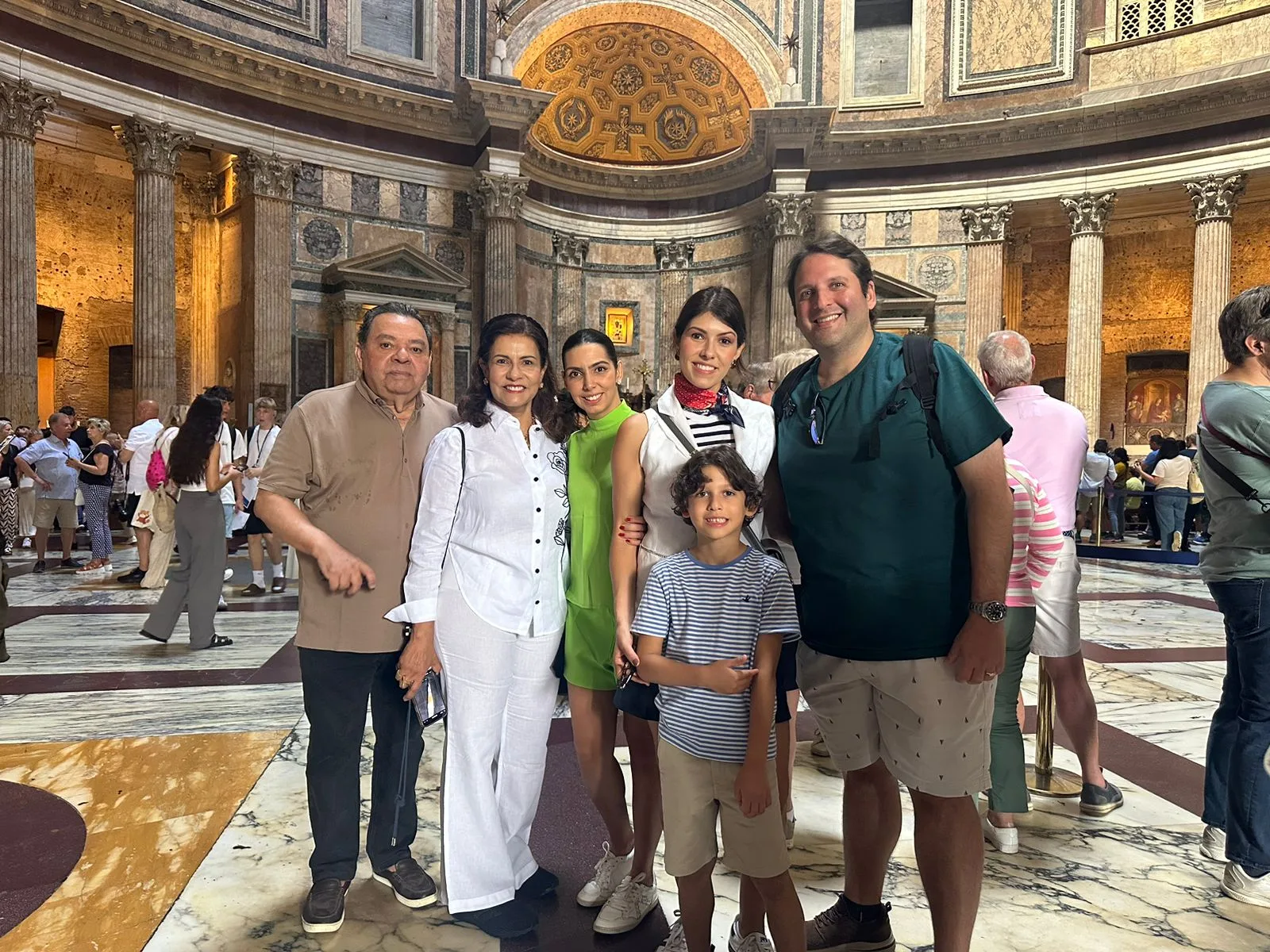 Flávia Laprovítera e Daniel Simões curtem férias em Roma com a família