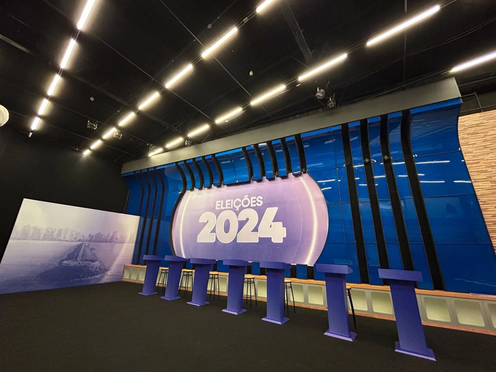 Debate da TV Cidade: veja preparativos e últimos ajustes no cenário