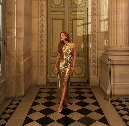 Marina Ruy Barbosa brilha em Paris com look dourado e fenda