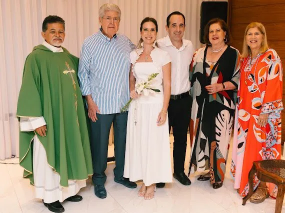 Fábia e Leonardo Carneiro brindam Bodas de Zinco ao lado de familiares e amigos
