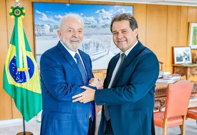 Lula desembarca em Fortaleza para mega comício com Evandro Leitão