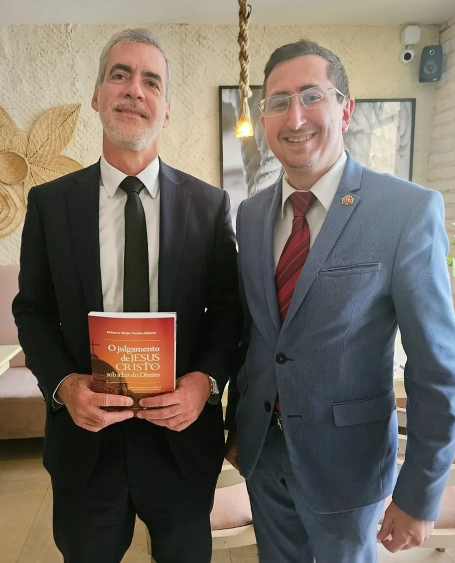 Ministro Rogério Schietti, do STJ, recebe livro do professor cearense Roberto Victor