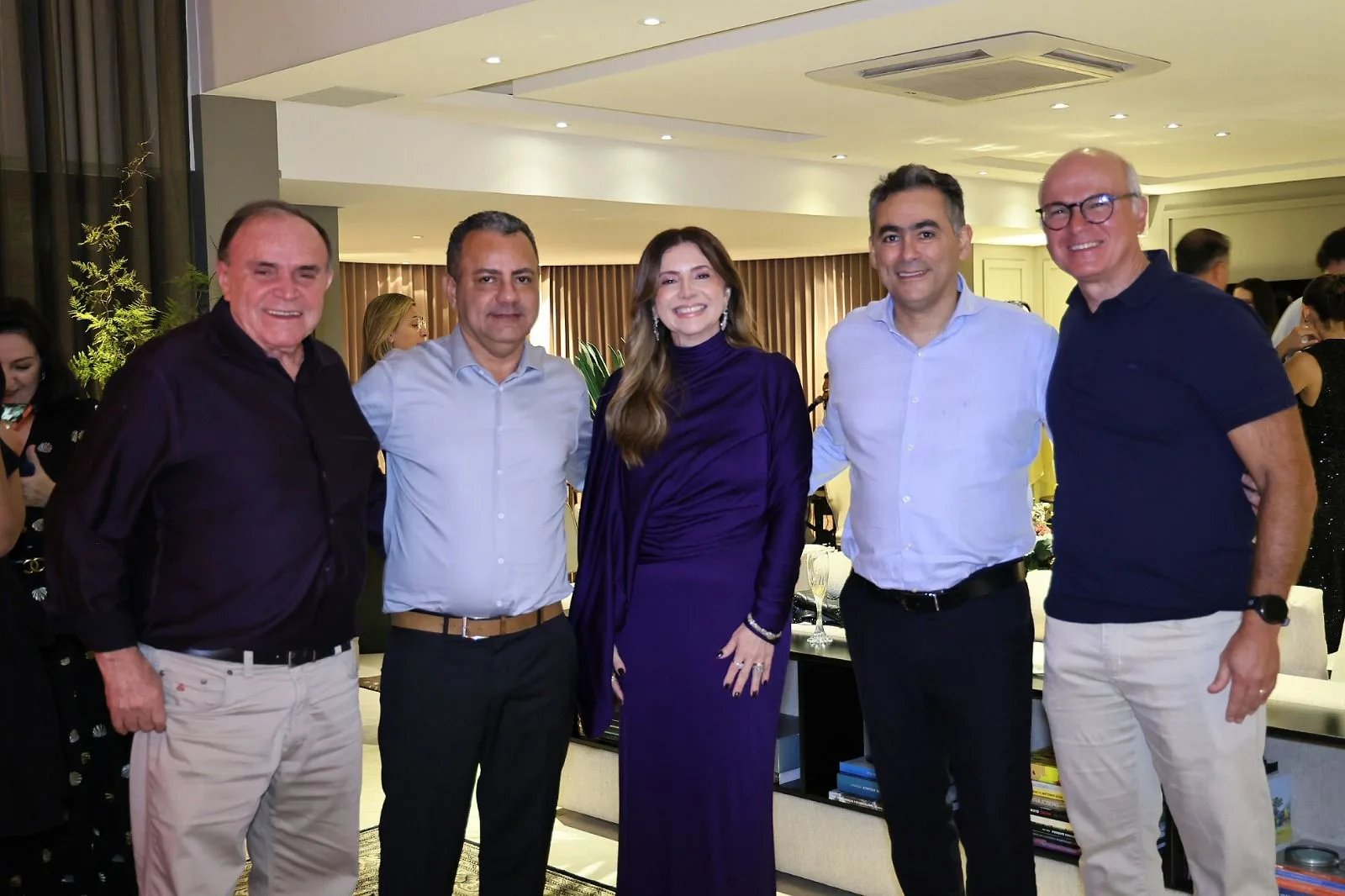 Emília Buarque reúne seleto grupo para celebrar aniversariantes de outubro