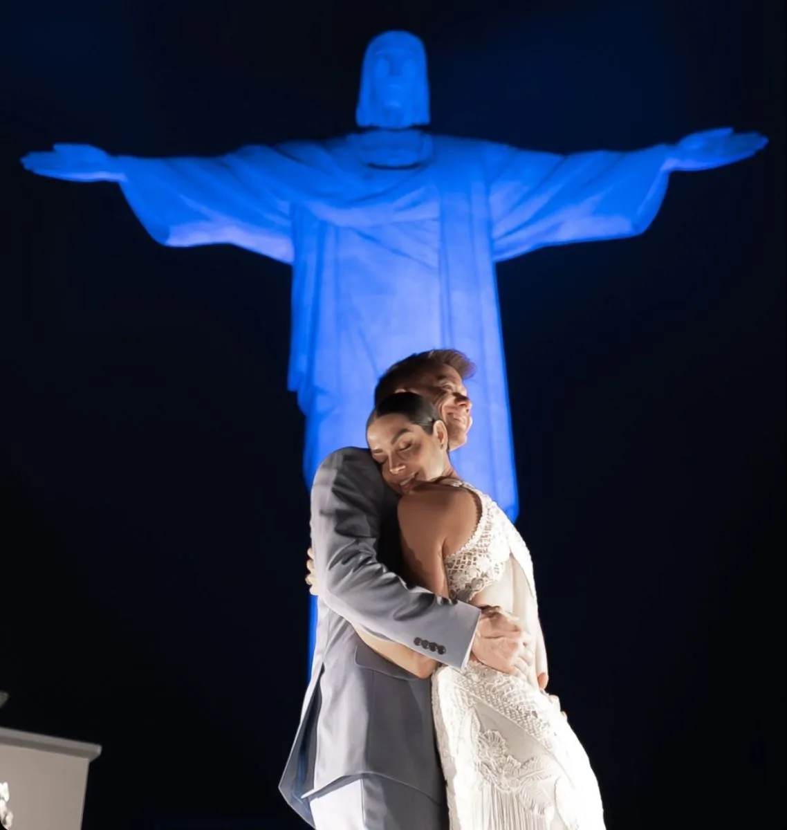 Thais Fersoza e Michel Teló renovam votos de casamento no Cristo Redentor