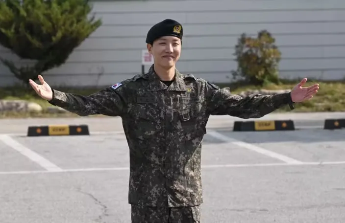 J-Hope, integrante do BTS, concluiu seu serviço militar na Coreia do Sul
