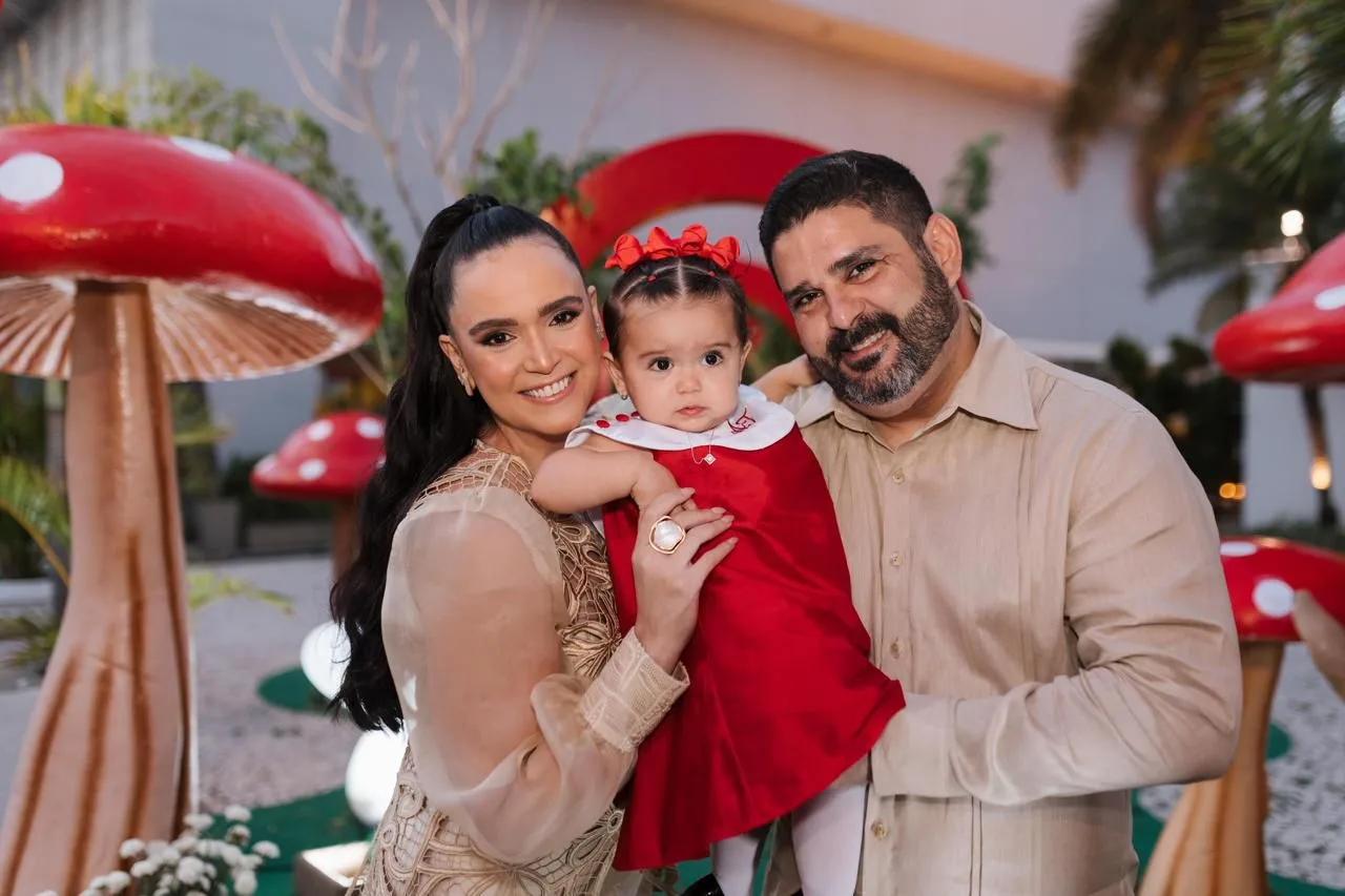 Nathalia Guilherme e Thiago Sampaio assopram a primeira velinha da filha Ana Tereza