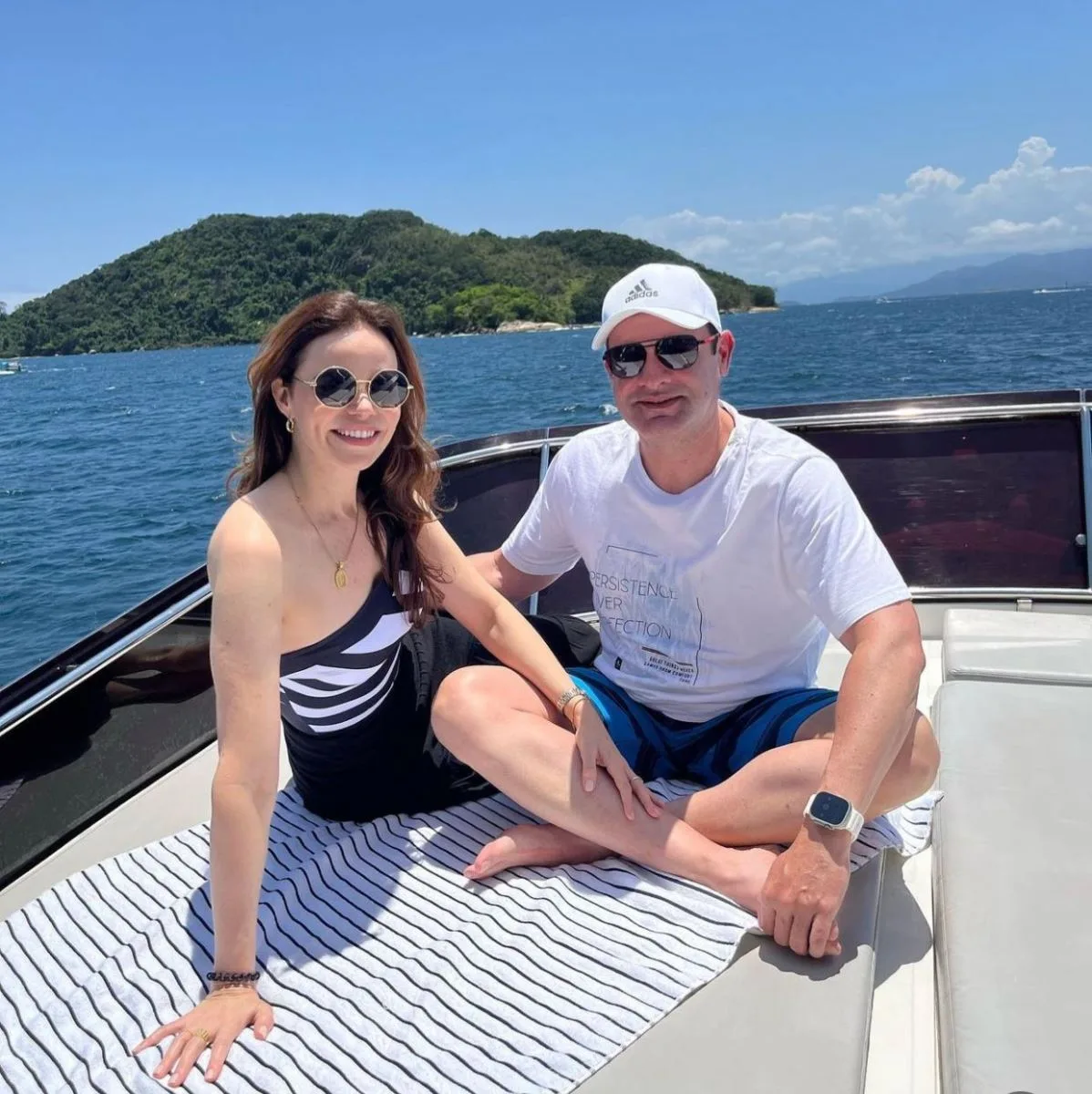 Cristiane Canamary e Fernando Gurgel curtem dias em Angra dos Reis com grupo de amigos