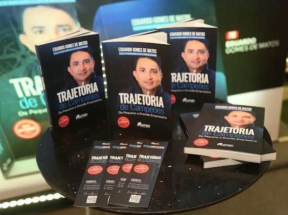 Eduardo Gomes de Matos lança livro "Trajetória de Campeões" em noite de autógrafos