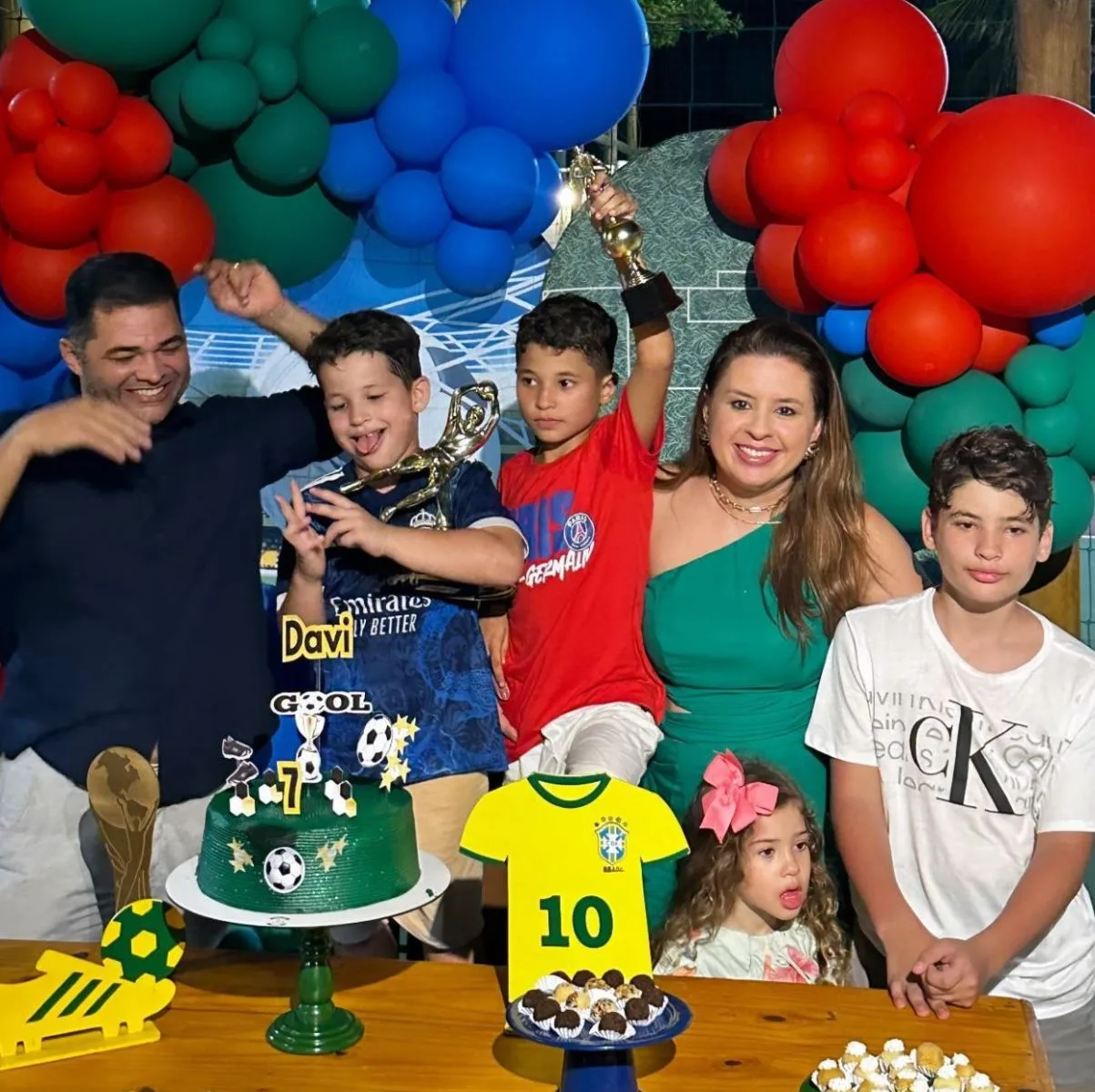 Camila Ximenes e Jacob Stevenson celebram os sete anos do filho Davi