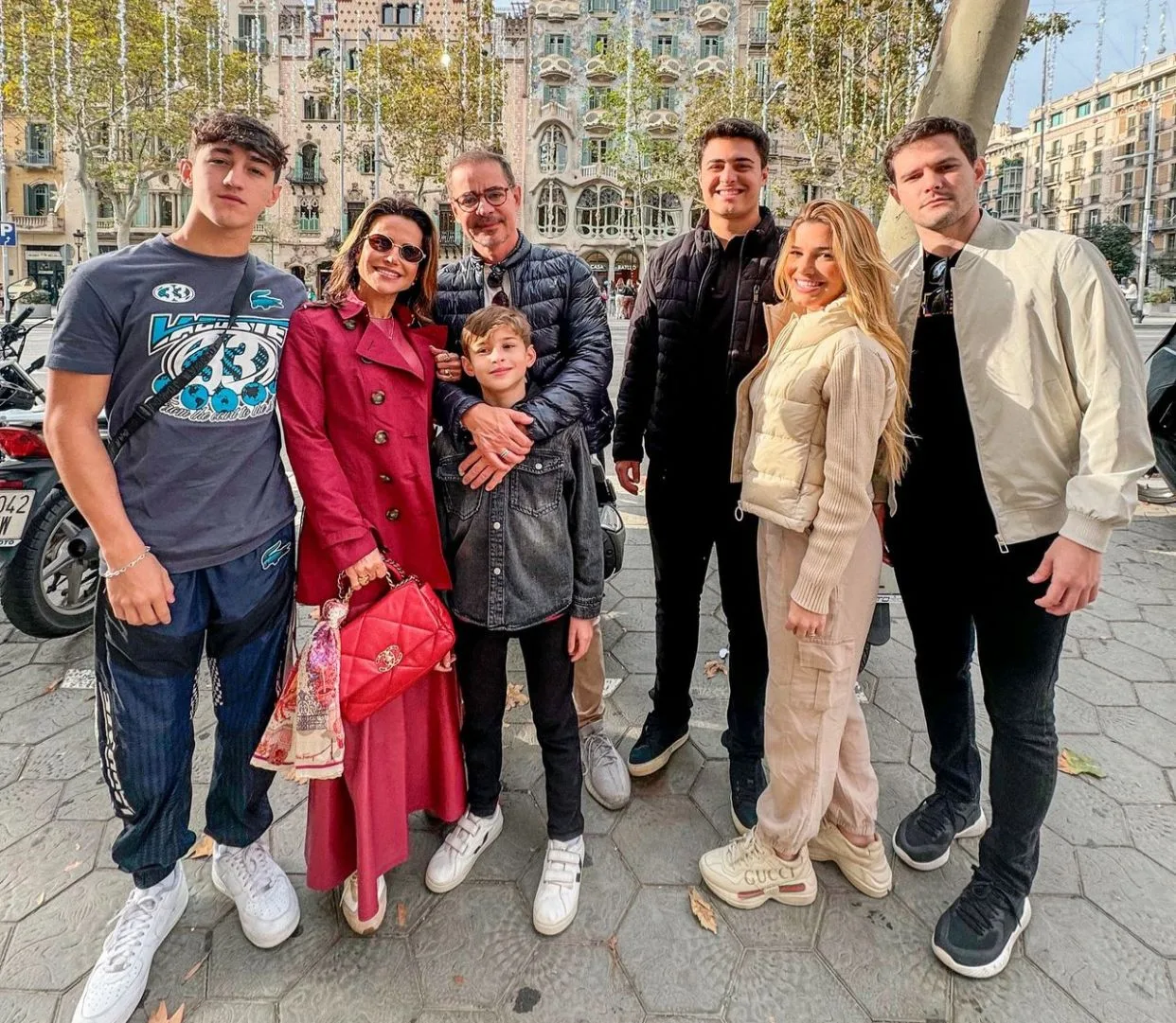 Camila e Paulo Vieira curtem viagem com a família pela Espanha