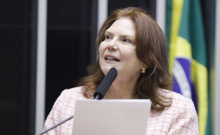 Fernanda Pessoa reformula projeto de empregos para jovens