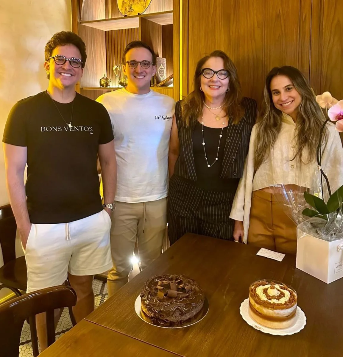 Luiziane Cavalcante recebe o carinho da família em troca de idade