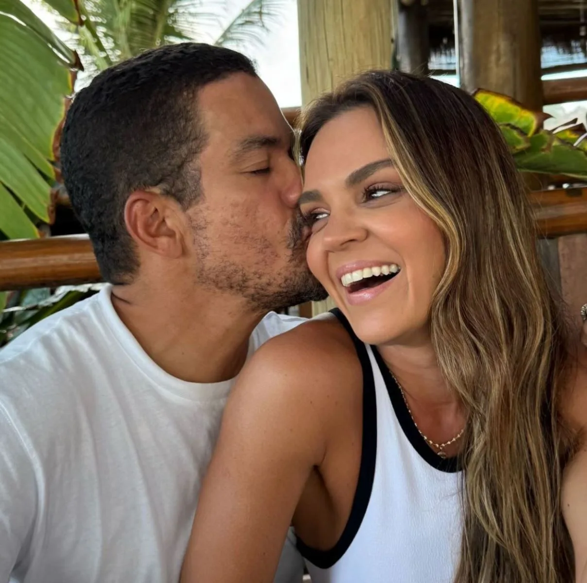 Katarine e Kaká Queirós em clima de muito romance em Fernando de Noronha