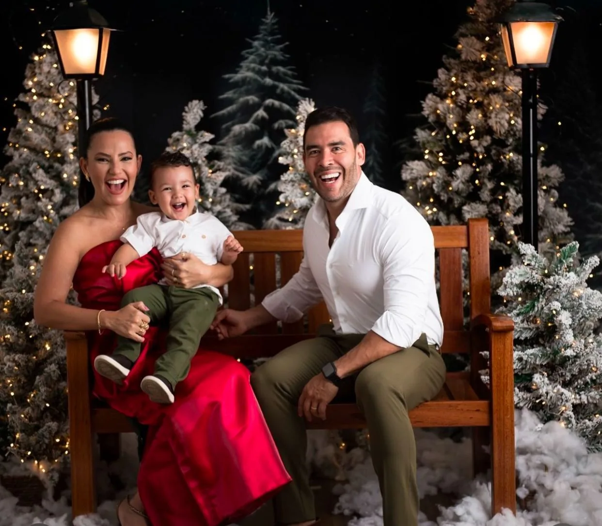 Luciana Ribeiro e Thiago Camelo causam frisson em ensaio natalino com o filho, Lael