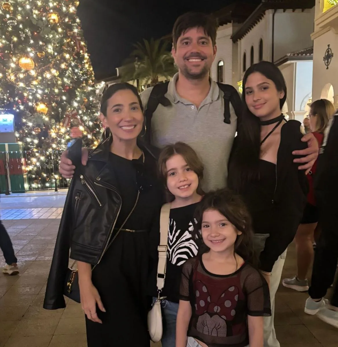 Renata Cavalcante e Leonardo Marinho em temporada de diversão com os herdeiros na Disney