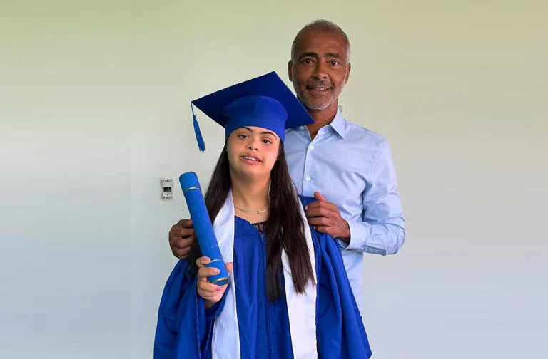 Ex-jogador Romário parabeniza filha Ivy, que se formou no ensino médio