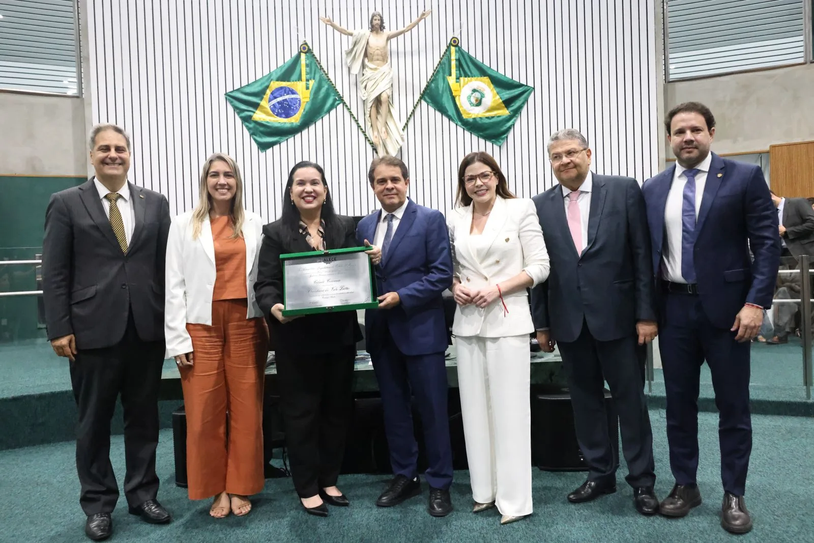 Alece concede Título de Cidadã Cearense à Christiane Leitão e homenageia mulheres advogadas