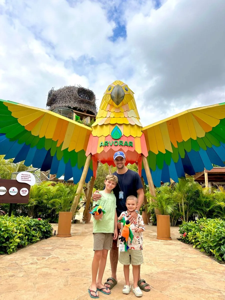 Felipe Simas aproveita viagem com os filhos ao Beach Park e visita Parque Arvorar
