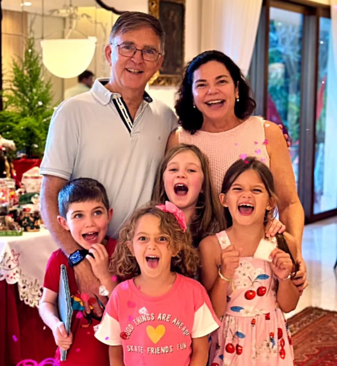 Sophia e Haim Erel reúnem os netinhos em inesquecível momento família