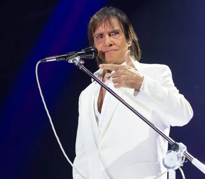 Roberto Carlos perde a paciência, grita e ameaça parar show em Recife