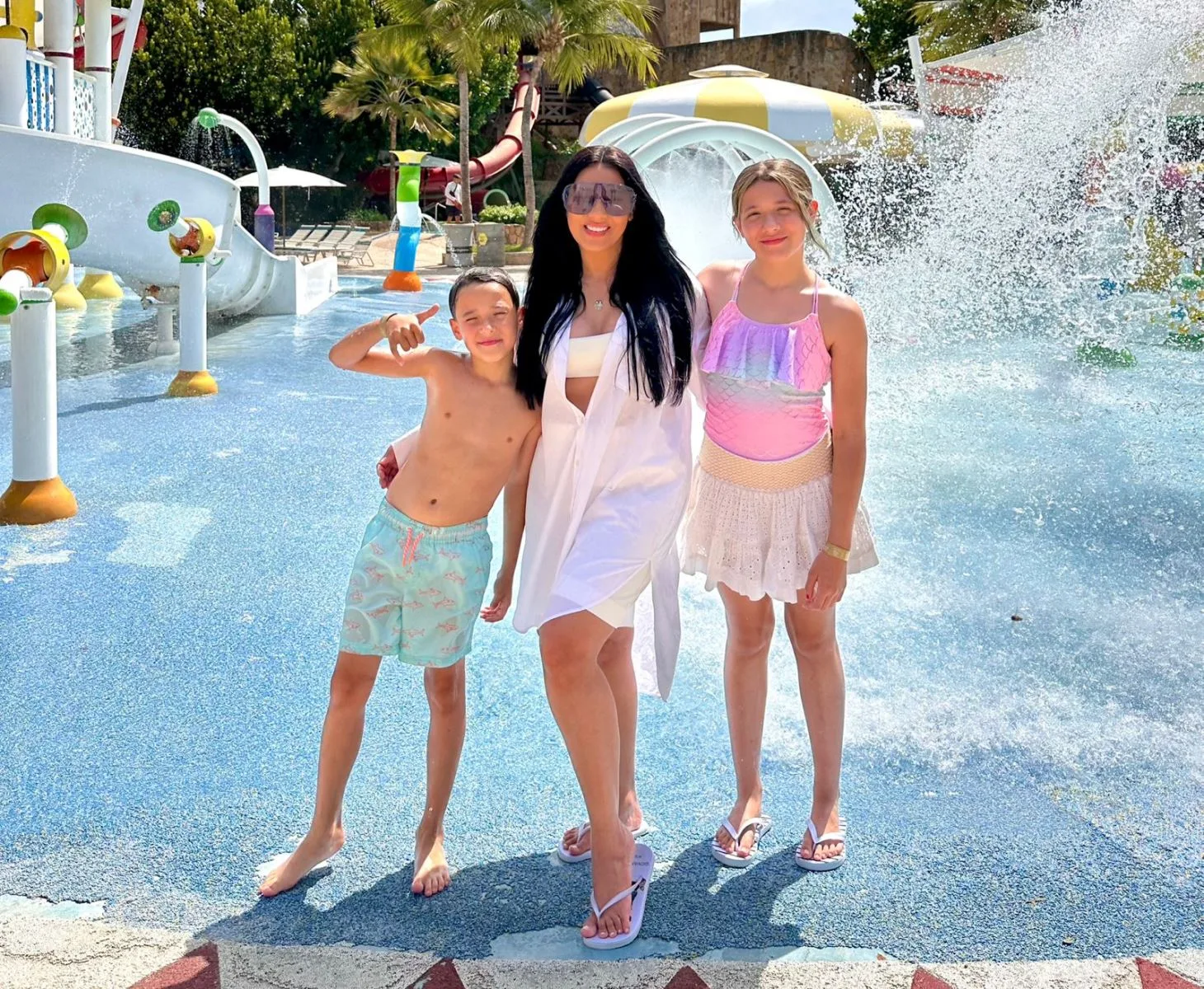 Simaria se diverte com os filhos no Beach Park